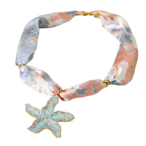 Collana con pendente a stella marina con nastro di seta colorato e ciondolo dorato
