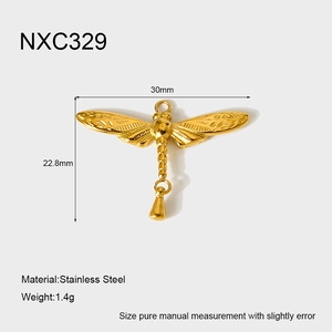 Detailansicht Goldener Libellenanhänger mit Glocke, 30mm x 22,8mm aus rostfreiem Edelstahl