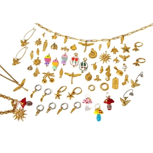 Mischung aus 18 Karat vergoldeten Edelstahlanhängern und Schmucksets mit diversen Charms