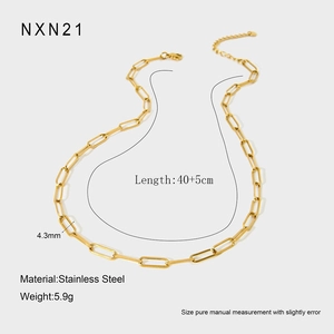 Détail d'une chaîne trombone dorée en acier inoxydable de 4,3mm avec mesures 40+5cm