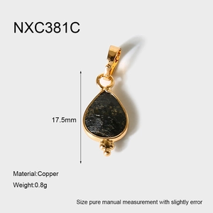 Détail d'un pendentif goutte en pierre naturelle dorée à l'or 18 carats de 17,5 mm de haut