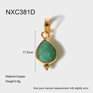Macro d'un pendentif goutte en pierre naturelle verte avec placage en or 18 carats et cuivre