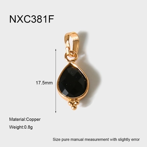 Vue détaillée d'un pendentif goutte en pierre noire facettée de 17,5 mm en cuivre plaqué or