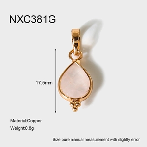 Détail macro du pendentif goutte en pierre naturelle rose de 17,5mm avec cuivre doré 18K
