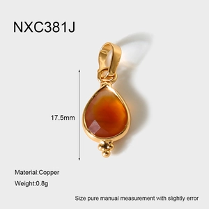 Détail du pendentif poire en cuivre plaqué or 18 carats avec pierre orange et taille 17,5 mm