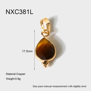 Détail du pendentif en pierre naturelle facettée en forme de goutte et plaqué or 18 carats