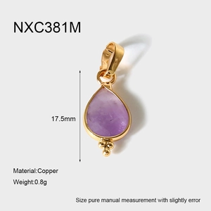 Macro d'un pendentif goutte en pierre violette avec bordure en cuivre plaqué or 18 carats