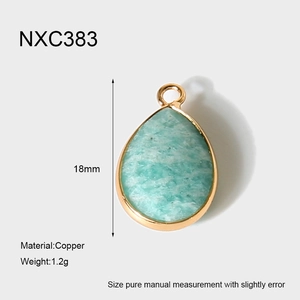 Vue détaillée du pendentif en pierre naturelle goutte d'eau plaqué or 18 carats et dimensions