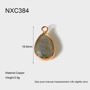 Vue macro détaillée d'un pendentif en pierre naturelle de 16,6 mm plaqué or 18 carats sur cuivre