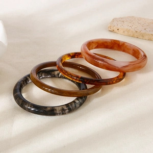 Lot de quatre bracelets joncs en résine vintage avec motifs ambre et marbre