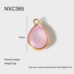 Détail d'un pendentif en pierre rose facettée en forme de goutte et cuivre plaqué or 18K