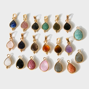 Détail de pendentifs en pierre semi-précieuse facettée en forme de goutte dorés 18K