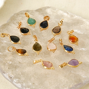 Pendentifs gouttes en pierre naturelle plaqués or 18 carats sur plateau en verre