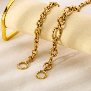 Macro detail van de 18K vergulde dikke schakelketting met ronde OT-toggle sluiting