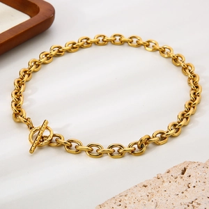 Detail van 18K vergulde roestvrijstalen Cubaanse ketting met elegante OT-sluiting