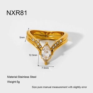 Vue détaillée de la taille de la bague en acier doré 18K en forme de V avec zircon