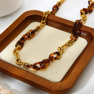 Retro luipaard acryl en 18k goud vergulde roestvrijstalen ketting met gehamerde metalen schakels