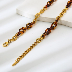 Detail van de 18k vergulde ketting met acryl luipaardringen en een handige kreeftsluiting