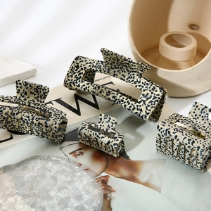 Set di mollette per capelli minimaliste beige con motivo leopardato nero per donna
