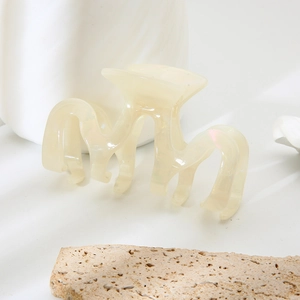 Elegante fermaglio per capelli ondulato in acetato bianco perlato per acconciature raffinate