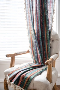 Détail du rideau bohème à rayures en coton et lin avec franges et motifs ethniques