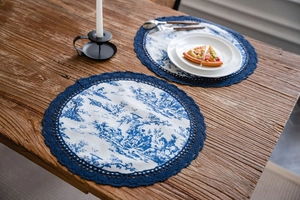 Détail du set de table Toile de Jouy avec bordure en dentelle au crochet bleu marine