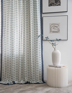 Détail du rideau à motif de feuilles vertes avec bordure en dentelle de coton et lin
