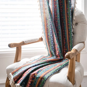 Rideau bohème en lin à rayures avec motifs géométriques colorés et pompons en coton