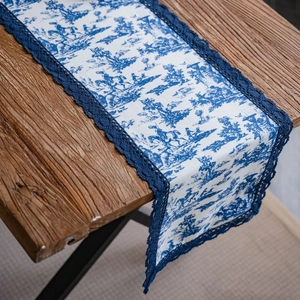 Chemin de table Toile de Jouy bleu avec bordure en dentelle sur table en bois rustique
