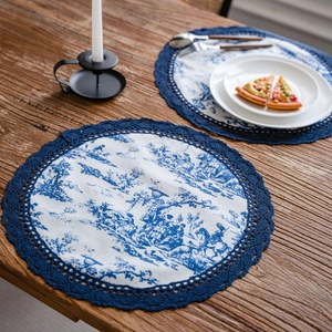Lots de deux sets de table ronds Toile de Jouy bleu et blanc avec bordure en dentelle