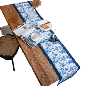 Chemin de table français avec imprimé Toile de Jouy bleu et blanc et dentelle fine