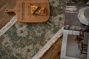 Dettaglio del runner da tavola jacquard floreale vintage con frange e nappe a mano