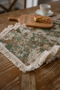Dettaglio del runner da tavola jacquard floreale vintage con nappe decorative avorio