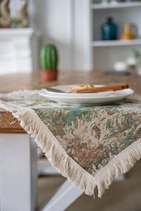 Dettaglio del runner da tavolo jacquard floreale vintage con delicate nappe intrecciate