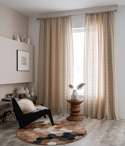 Detailansicht beige Baumwoll-Leinen-Vorhänge mit blaugrünen geometrischen Rautenmustern