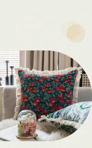 Dettaglio del cuscino jacquard retrò con motivo floreale e nappe decorative fini