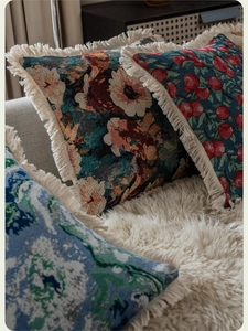 Détails de coussins en tissu jacquard avec bordures à franges et motifs artistiques rétro