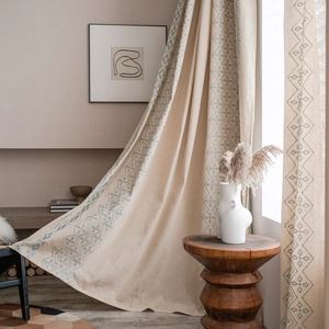 Boho Vorhang aus Baumwollleinen mit geometrischer Stickerei in Creme und Hellblau