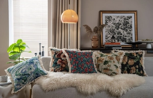 Vue détaillée de divers coussins en jacquard avec franges sur un canapé de salon confortable