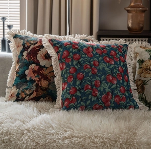 Gros plan détaillé de coussins décoratifs en jacquard avec franges et motifs floraux