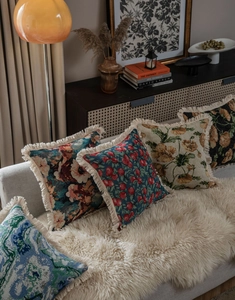 Détails de housses de coussin en jacquard avec motifs floraux vintage et pompons décoratifs