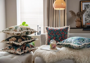 Détail rapproché de coussins décoratifs avec bordure à franges et jacquard floral vintage
