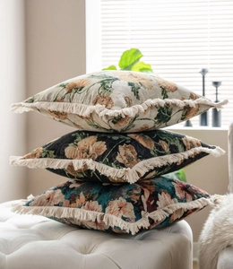 Vue détaillée des coussins floraux en jacquard américain avec bords à pompons décoratifs