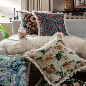 Coussin décoratif en jacquard vintage avec motifs floraux et pompons chic