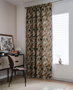 Detailansicht der Blumen-Jacquard-Vorhänge mit eleganten Quasten und Vintage-Blumenmuster
