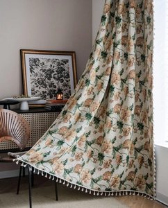 Detailansicht der cremefarbenen Jacquard-Vorhänge mit Blumenmuster und Quastenbesatz