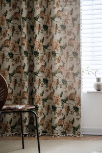Detail der Vintage-Vorhangstoff mit floralem Muster, Fransen und Baumwolltextur