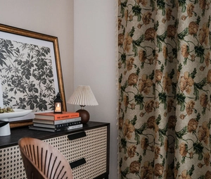 Nahaufnahme der Vintage-Jacquard-Vorhänge mit Blumenmuster und Fransen auf Leinenstoff