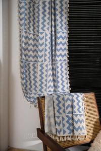 Motifs chevrons bleus sur rideaux en lin avec des détails de finitions à franges chic