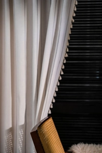 Detailansicht des Vorhangs aus Baumwollleinen mit schwarzen Streifen und Quasten